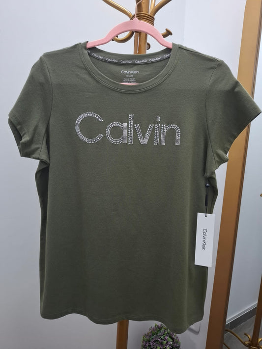 POLO PARA MUJER CALVIN KLEIN COLOR VERDE OSCURO CON EL LOGRO EN PEDRERIA - TALLA M