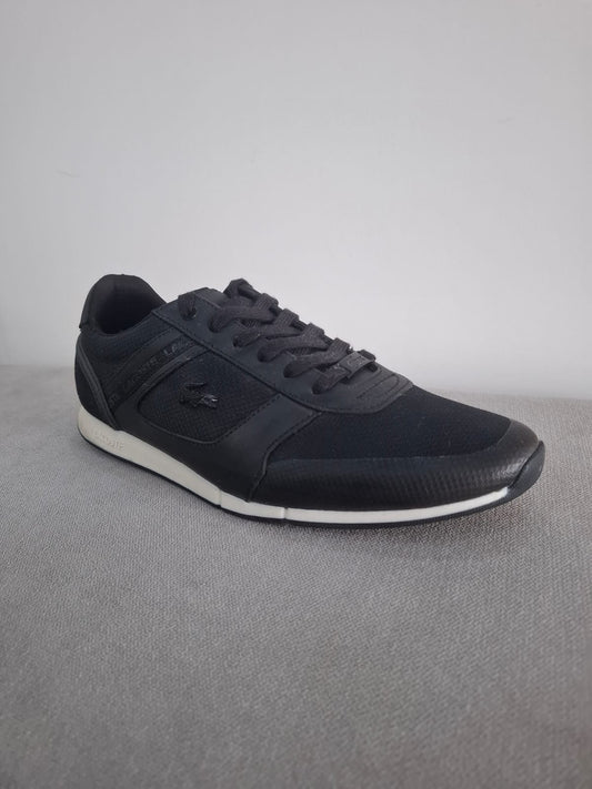 ZAPATILLAS LACOSTE COLOR NEGRO CON PASADORES NEGROS CON SUELA BLANCA - TALLA 40