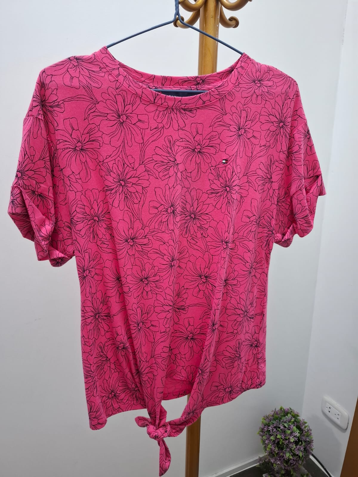 POLO DE MUJER TOMMY HILFIGER COLOR FUCSIA CON ESTAMPADO DE FLORES - TALLA XS