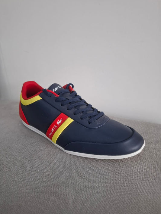 ZAPATILLAS LACOSTE AZUL NOCHE CON DETALLES EN AMARILLO Y ROJO - TALLA 41