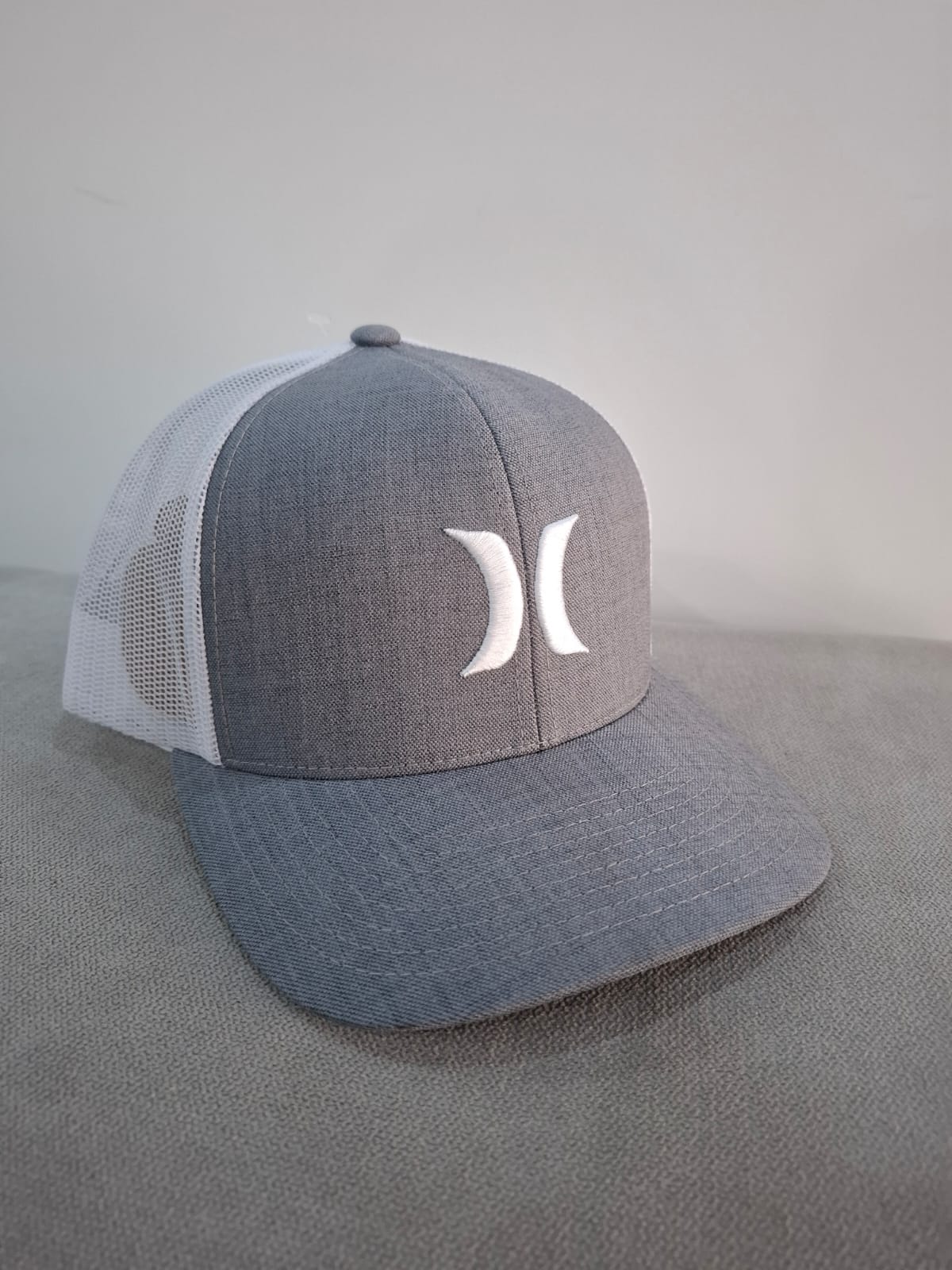 GORRA HURLEY EN COLOR GRIS CON BLANCO