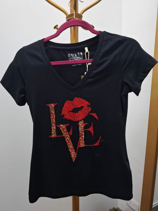 POLO DE MUJER GUESS COLOR NEGRO CON ESTAMPADO LOVE COLOR ROJO - TALLA M