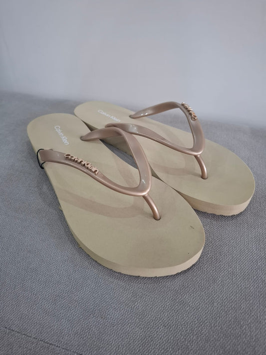 SANDALIAS CALVIN KLEIN PARA MUJER COLOR DORADO CON BEIGE - TALLA 38