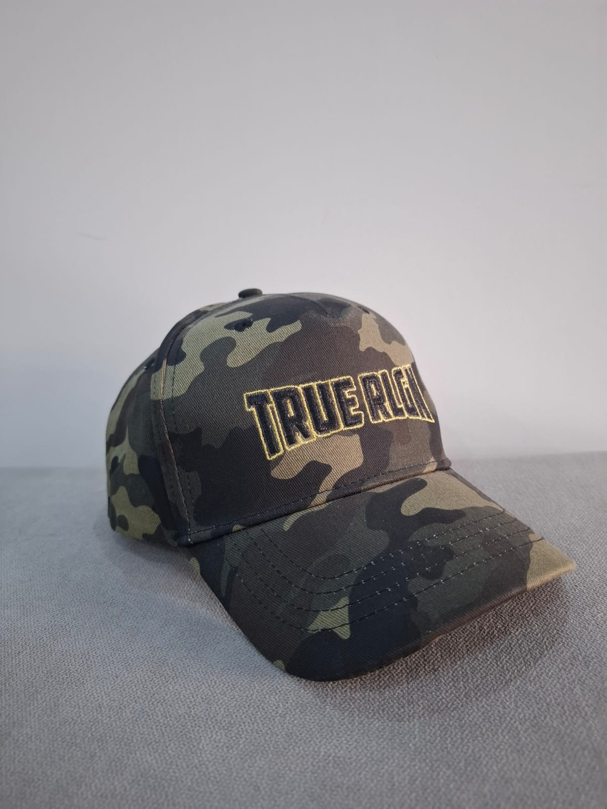 GORRA TRUE RELIGION CON EL NOMBRE EN LA PARTE DELANTERA