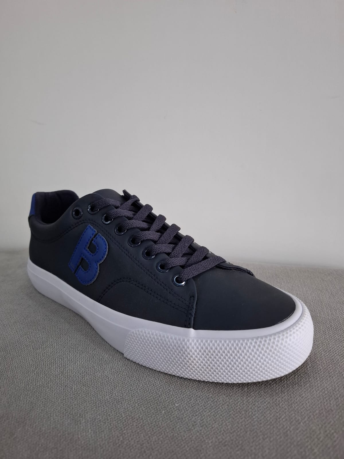 ZAPATILLAS HUGO BOSS COLOR AZUL NOCHE CON LA B EN AZUL MARINO Y SUELA BLANCA - TALLA 40