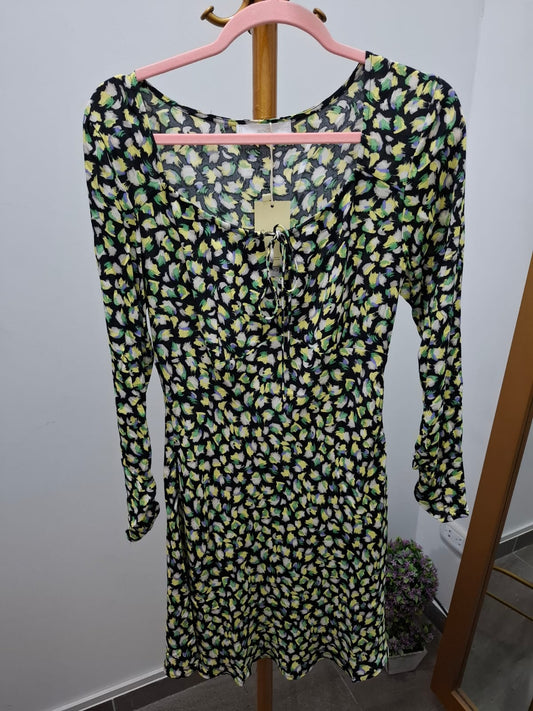 VESTIDO CORTO MNGA LARGA MNG COLOR NEGRO CON ESTAMPADO AMARILLO Y VERDE - TALLA M