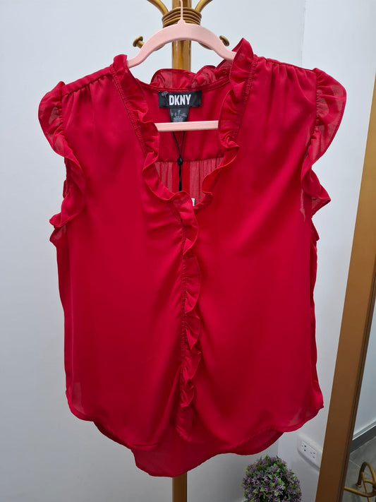 BLUSA MANGA CERO DKNY COLOR ROJO CON DETALLES CORRUGADOS EN LOS BORDES - TALLA M