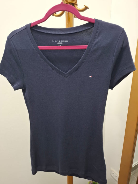 POLO DE MUJER TOMMY HILFIGER COLOR AZUL OSCURO CON CUELLO V - TALLA S