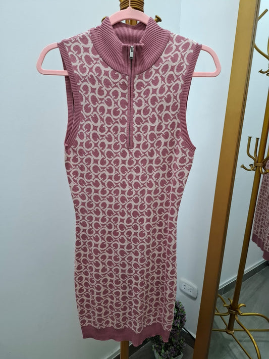 VESTIDO TEJIDO MANGA CERO GUESS COLOR ROSA CON ESTAMPADO DEL LOGO EN TODA LA PRENDA - TALLA S