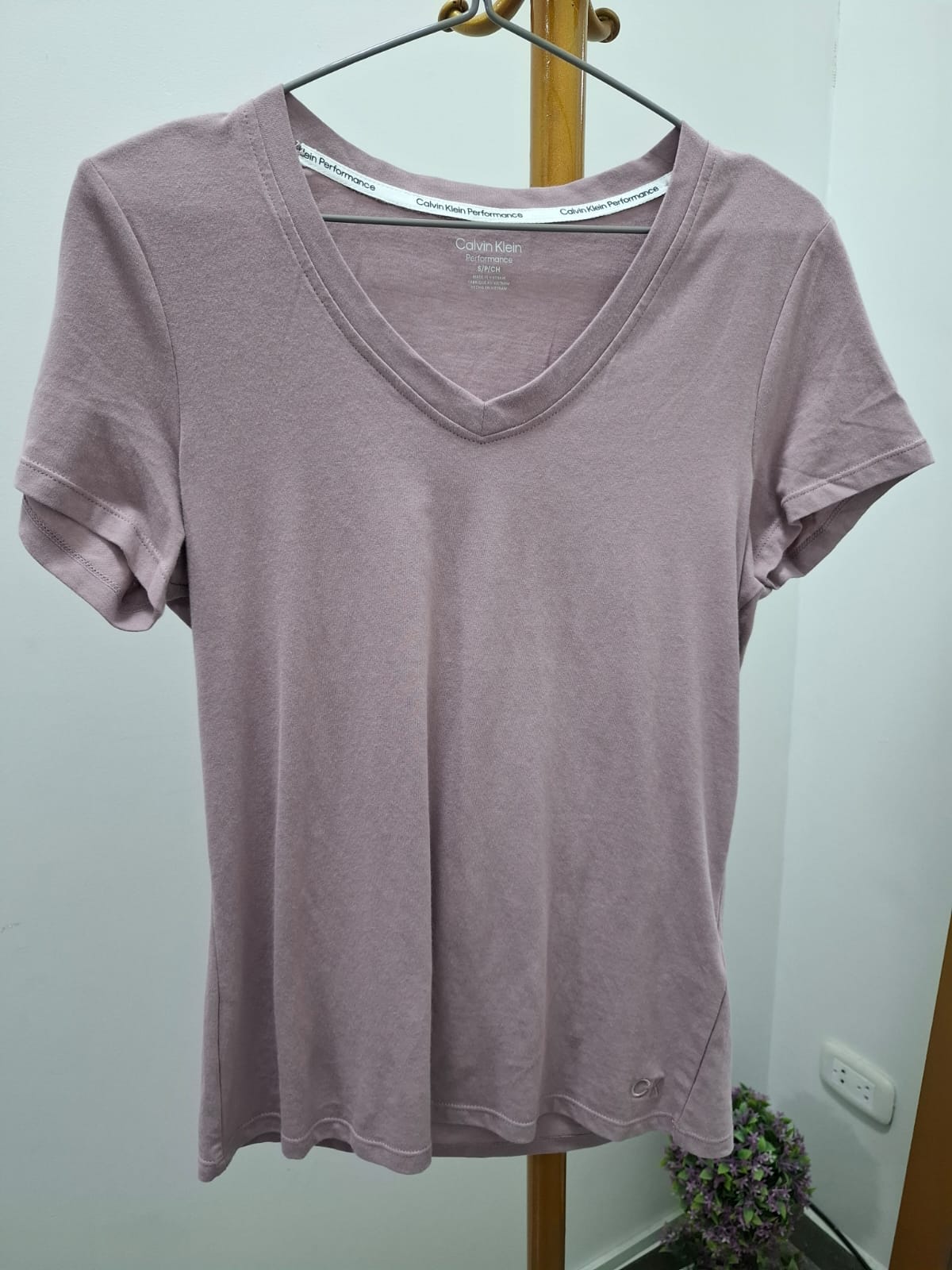 POLO PARA MUJER CALVIN KLEIN COLOR MORADO CON CUELLO V - TALLA S