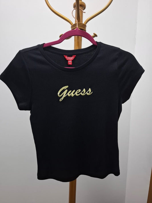 POLO DE MUJER GUESS COLOR NEGRO CON LOGO EN AMARILLO EN EL PECHO - TALLA M