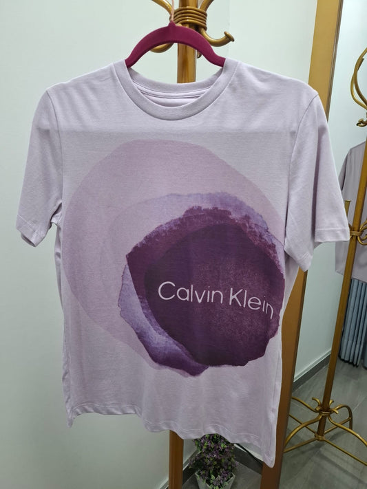 POLO DE MUJER CALVIN KLEIN COLOR LILA CON EL LOGO EN MORADO - TALLA S