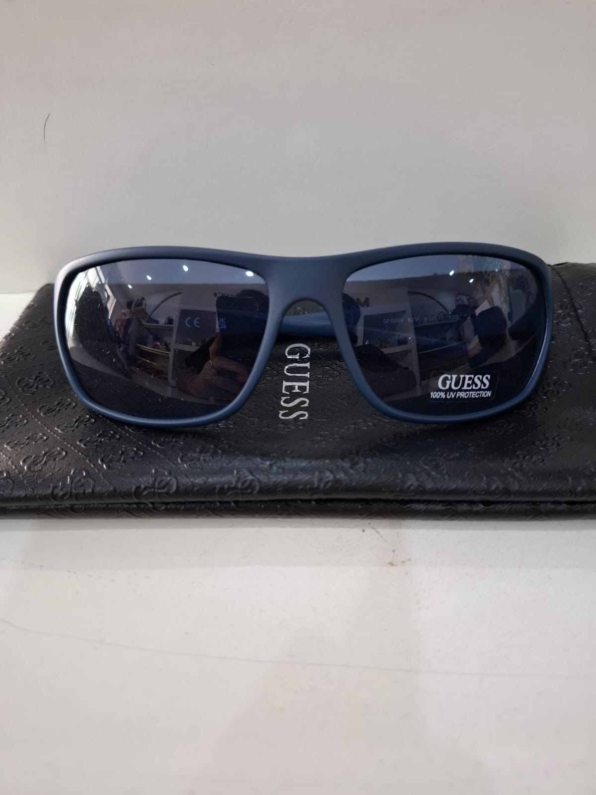 LENTES DE SOL HOMBRE GUESS NEGROS CON BORDES AZUL ELECTRICO