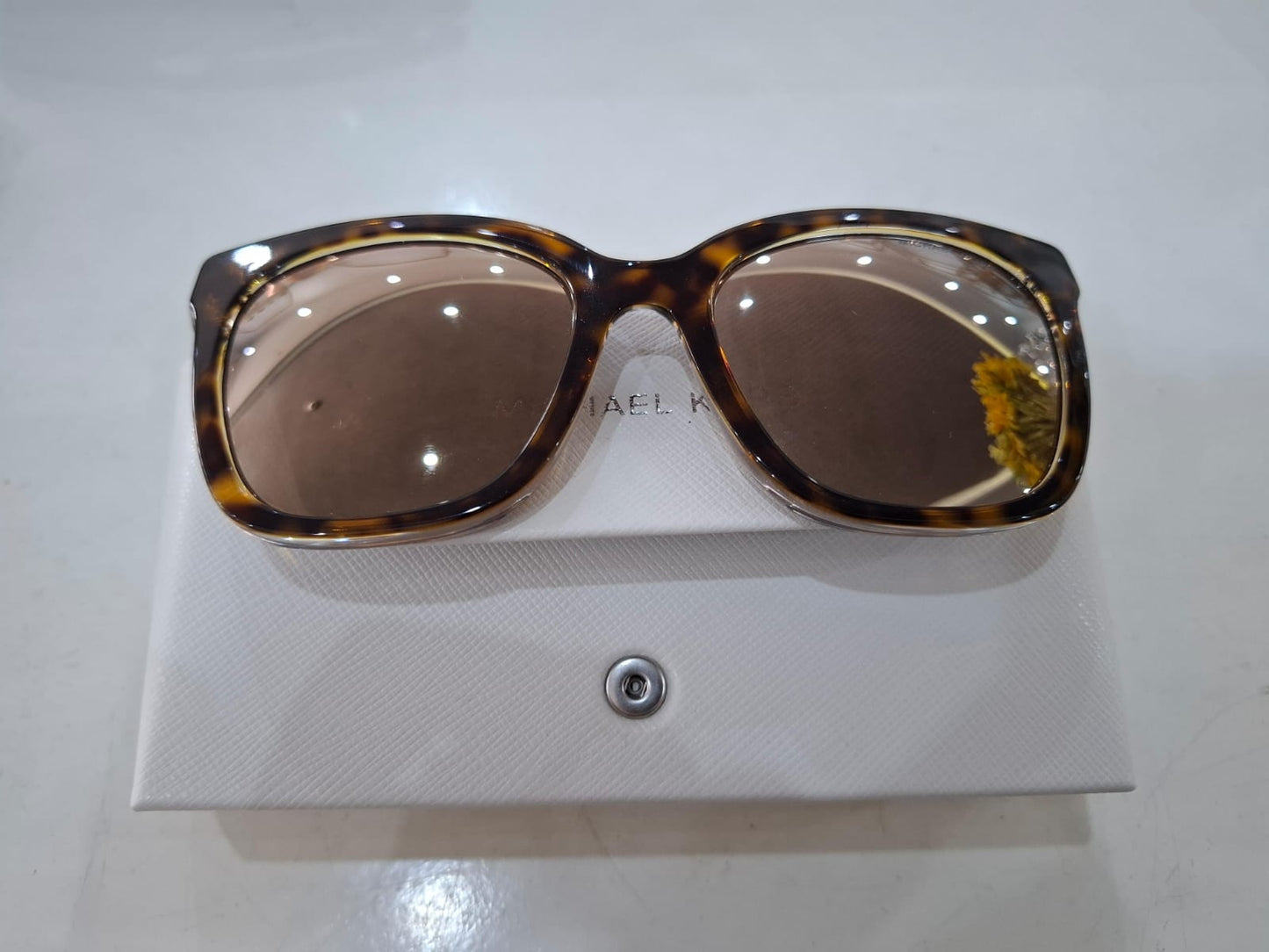 LENTES DE SOL MICHAEL KORS COLOR MARRONES CON BORDES DE ANIMAL PRINT